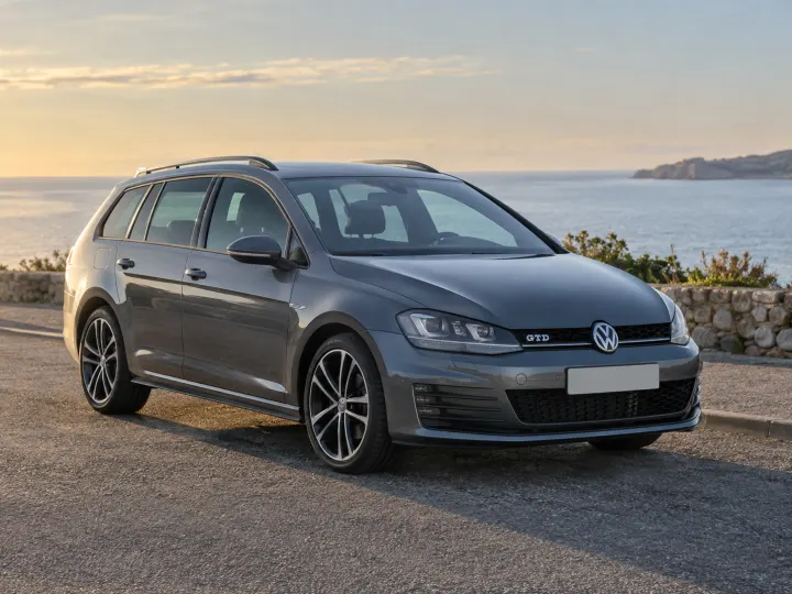 Szary VW Golf kombi zaparkowany nad morzem